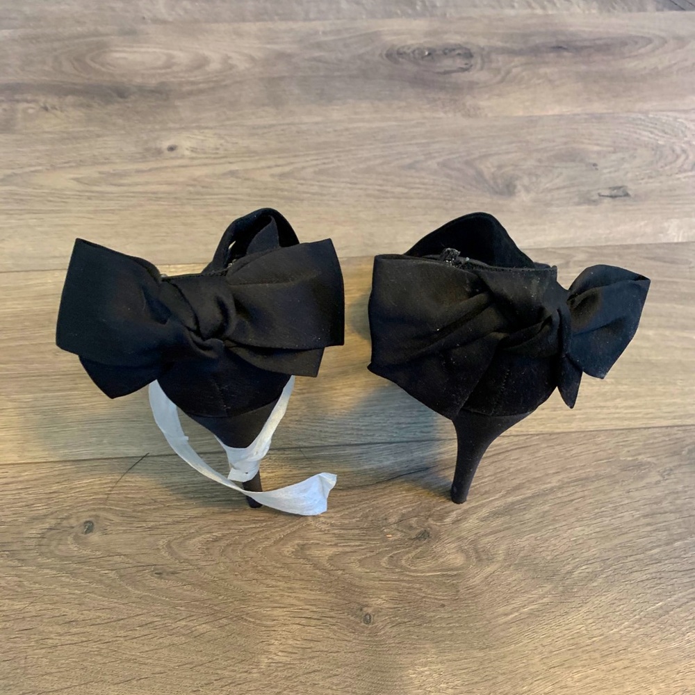 Vera Wang Black Bow Heels